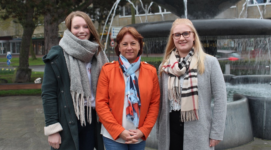 Emma Vienerius (von links), die Landtagsabgeordnete Bianca Winkelmann und Chiara Noch haben in Espelkamp über die Emma Vienerius (von links), die Landtagsabgeordnete Bianca Winkelmann und Chiara Noch haben in Espelkamp über die