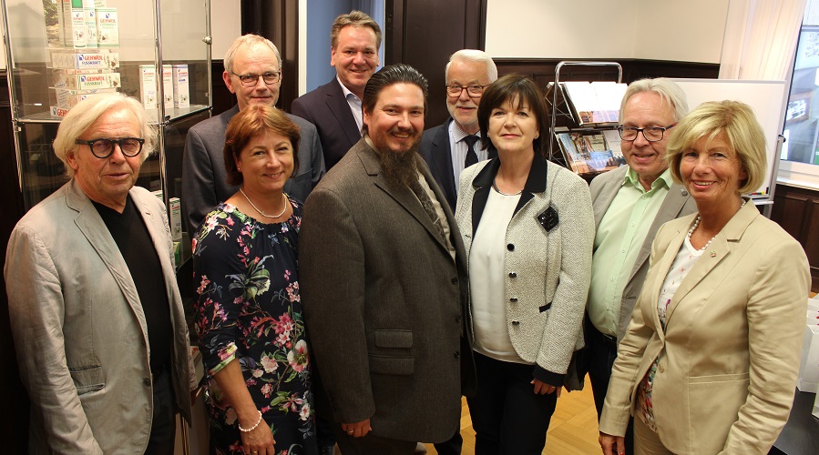 Karl Lindstedt (von links), Bianca Winkelmann, Matthias Werneburg, Lutz Abruszat, Timor Gerlach-von Waldthausen, Jobst-Peter Gerlach-von Waldthausen, Danila Meier, Klaus Jürgen Bernotat, Kirstin Korte. Karl Lindstedt (von links), Bianca Winkelmann, Matthias Werneburg, Lutz Abruszat, Timor Gerlach-von Waldthausen, Jobst-Peter Gerlach-von Waldthausen, Danila Meier, Klaus Jürgen Bernotat, Kirstin Korte.