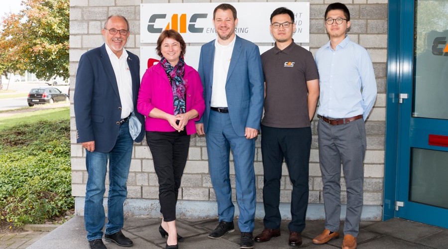 Von links: Unternehmensgründer Gerd-Udo Sasten, Bianca Winkelmann MdL, Inhaber und Geschäftsführer Dennis Sasten, Kai Wang und Eddy Lü von CMC Engineering (Xiamen) Co., Ltd. China Von links: Unternehmensgründer Gerd-Udo Sasten, Bianca Winkelmann MdL, Inhaber und Geschäftsführer Dennis Sasten, Kai Wang und Eddy Lü von CMC Engineering (Xiamen) Co., Ltd. China