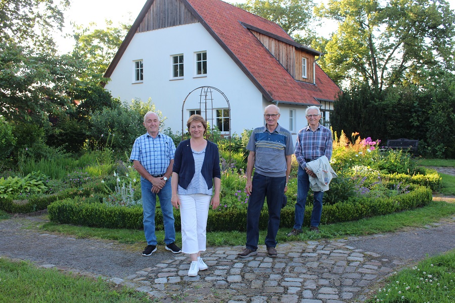 Wilfried Gker (links), Fritz Thoms-Meyer (rechts) und Friedrich Klanke haben Bianca Winkelmann ber das neue Heuerlingshaus informiert.