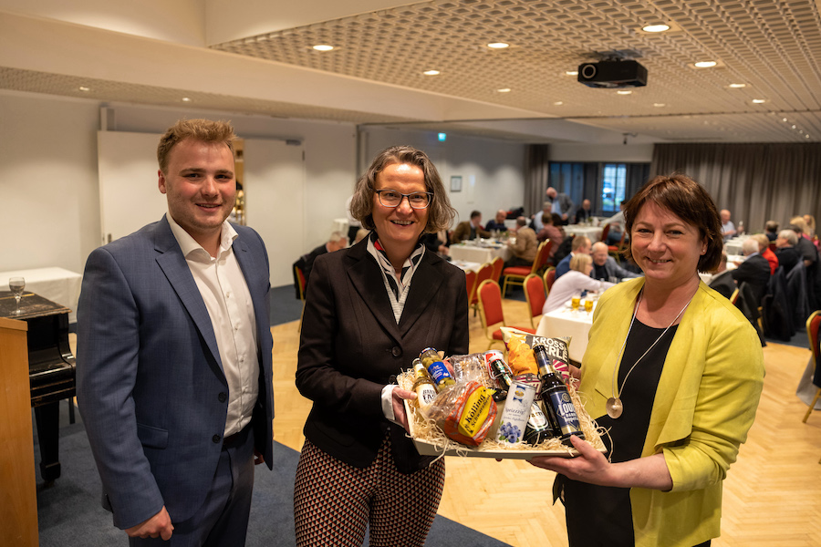 Bianca Winkelmann (rechts) und Jonas Horstmann dankten Ina Scharrenbach für ihren Besuch mit einem Präsentkorb voller heimischer Produkte.