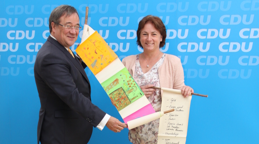 Ministerpräsident Armin Laschet übernimmt die Schriftrolle mit den Kinder-Wünschen aus dem Mühlenkreis von Bianca Winkelmann MdL Ministerpräsident Armin Laschet übernimmt die Schriftrolle mit den Kinder-Wünschen aus dem Mühlenkreis von Bianca Winkelmann MdL